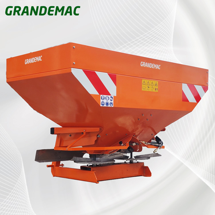 Double Disc Fertilizer Spreader field operation